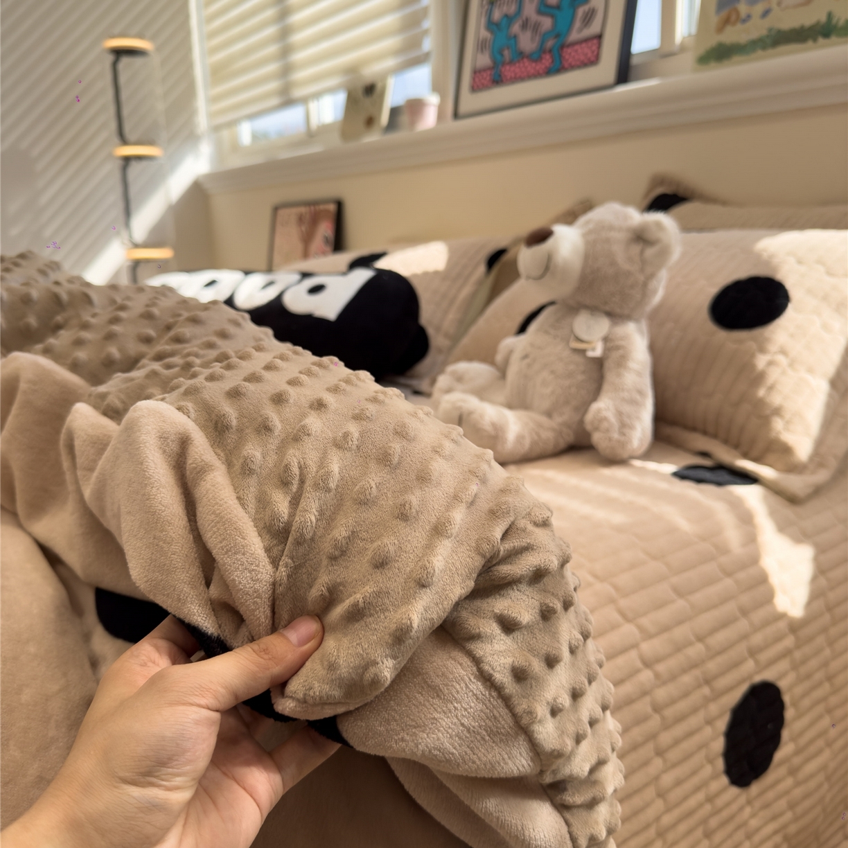 91家纺网 家纺一手货源 找家纺 佰亿莱 2026新款牛奶绒豆豆绒印花床盖四件套 奶油波波