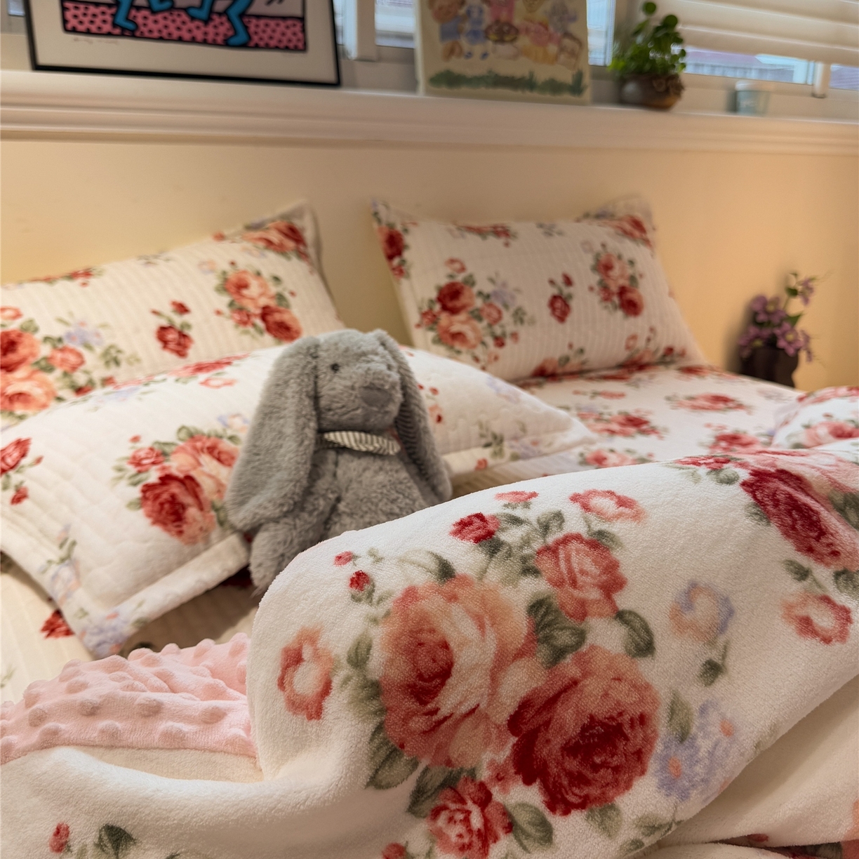 91家纺网 家纺一手货源 找家纺 佰亿莱 2026新款牛奶绒豆豆绒印花床盖四件套 手捧玫瑰