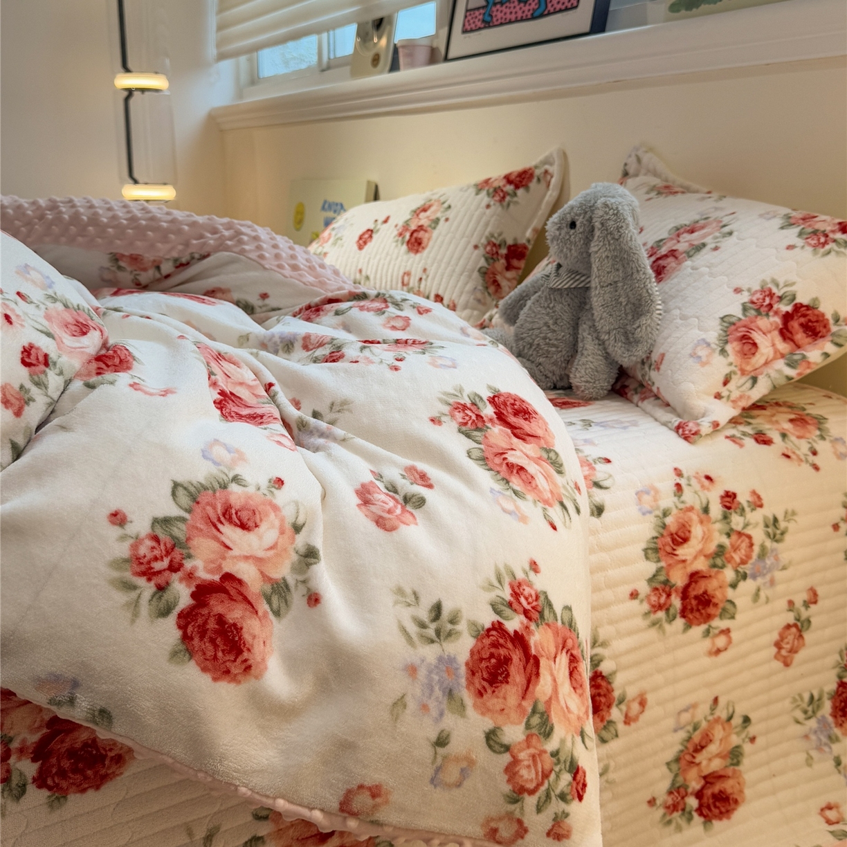 91家纺网 家纺一手货源 找家纺 佰亿莱 2026新款牛奶绒豆豆绒印花床盖四件套 手捧玫瑰