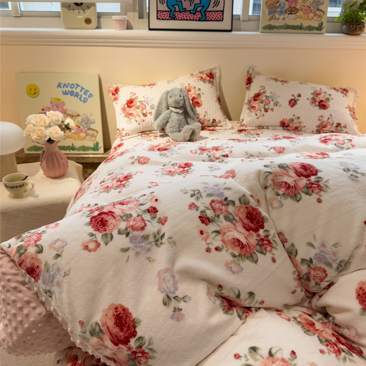 91家纺网 家纺一手货源 找家纺 佰亿莱 2026新款牛奶绒豆豆绒印花床盖四件套 手捧玫瑰