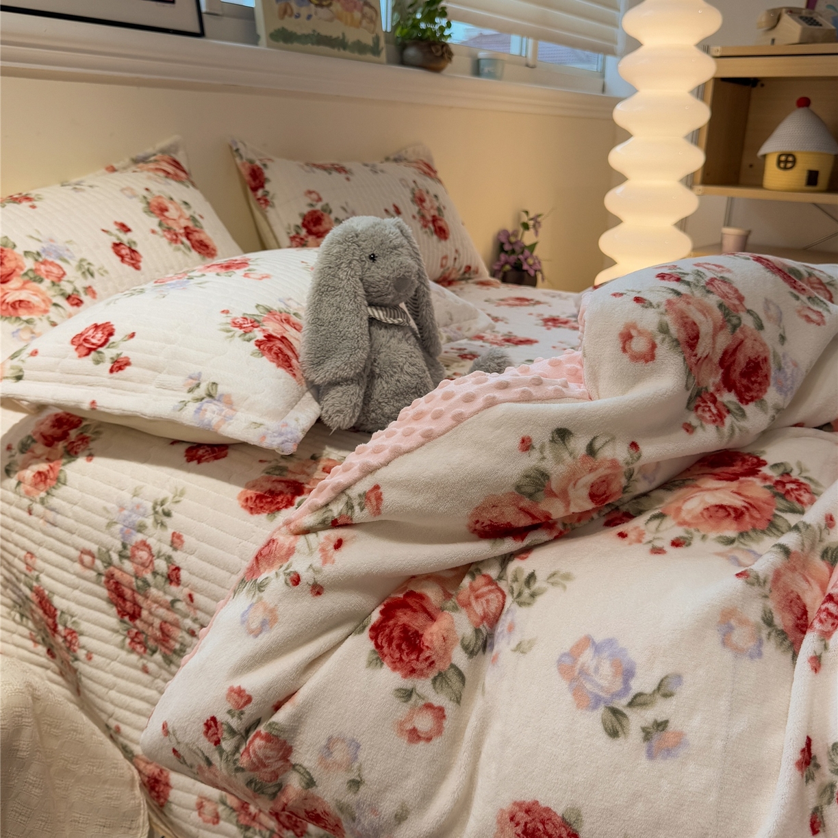 91家纺网 家纺一手货源 找家纺 佰亿莱 2026新款牛奶绒豆豆绒印花床盖四件套 手捧玫瑰