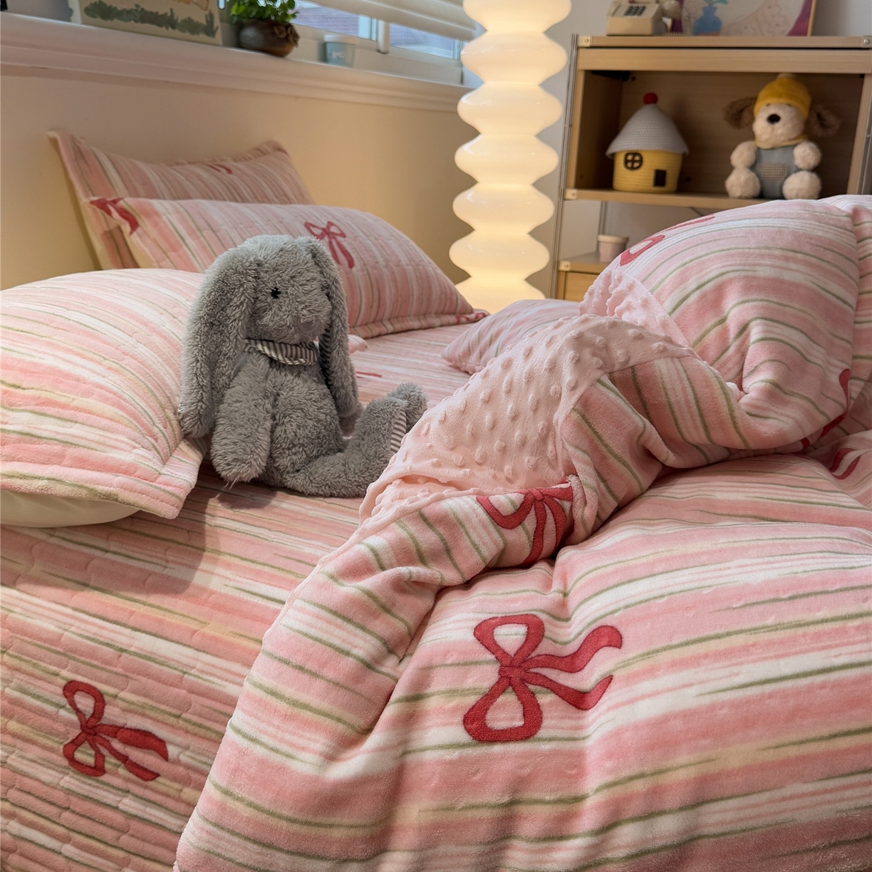 91家纺网 家纺一手货源 找家纺 佰亿莱 2026新款牛奶绒豆豆绒印花床盖四件套 条纹蝴蝶结