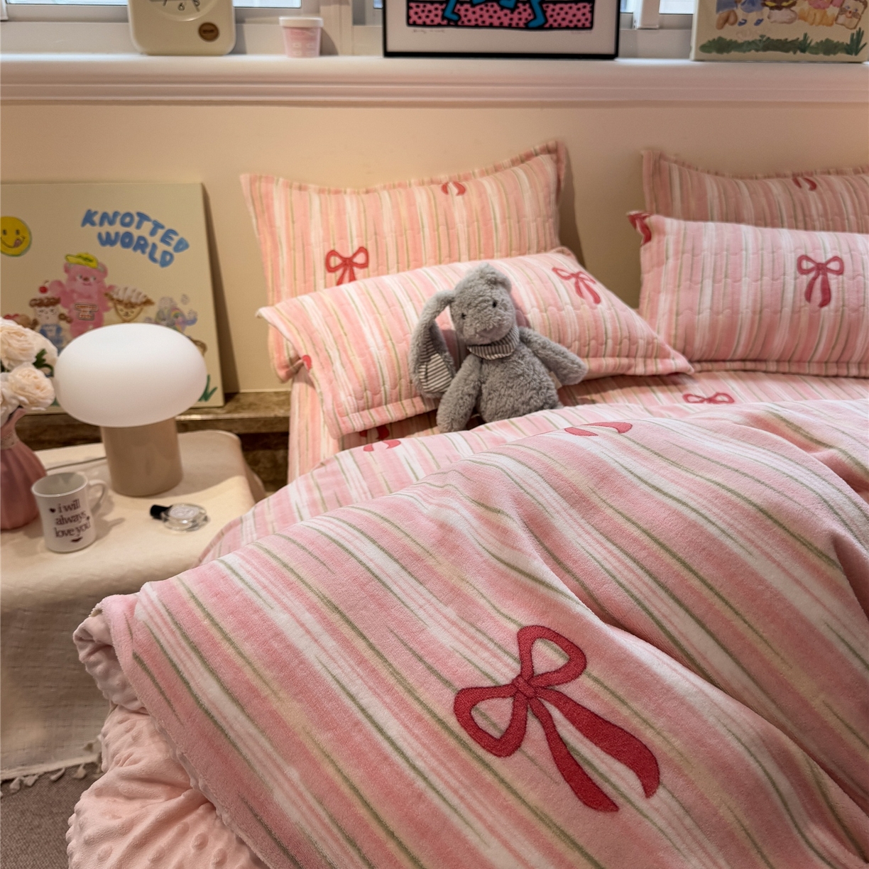 91家纺网 家纺一手货源 找家纺 佰亿莱 2026新款牛奶绒豆豆绒印花床盖四件套 条纹蝴蝶结