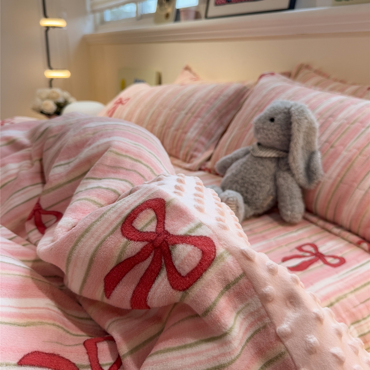 91家纺网 家纺一手货源 找家纺 佰亿莱 2026新款牛奶绒豆豆绒印花床盖四件套 条纹蝴蝶结