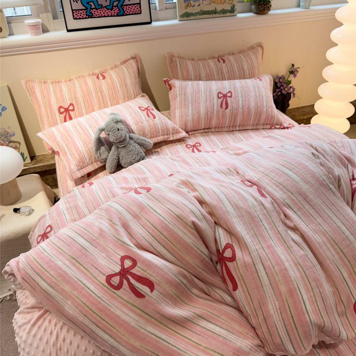 91家纺网 家纺一手货源 找家纺 佰亿莱 2026新款牛奶绒豆豆绒印花床盖四件套 条纹蝴蝶结