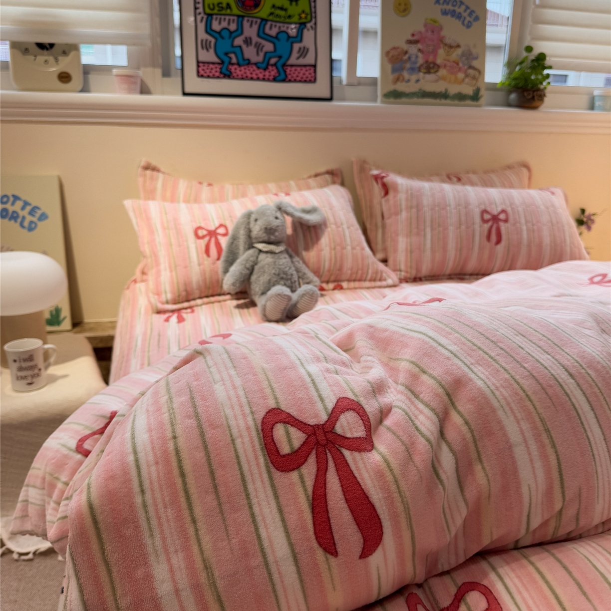 91家纺网 家纺一手货源 找家纺 佰亿莱 2026新款牛奶绒豆豆绒印花床盖四件套 条纹蝴蝶结