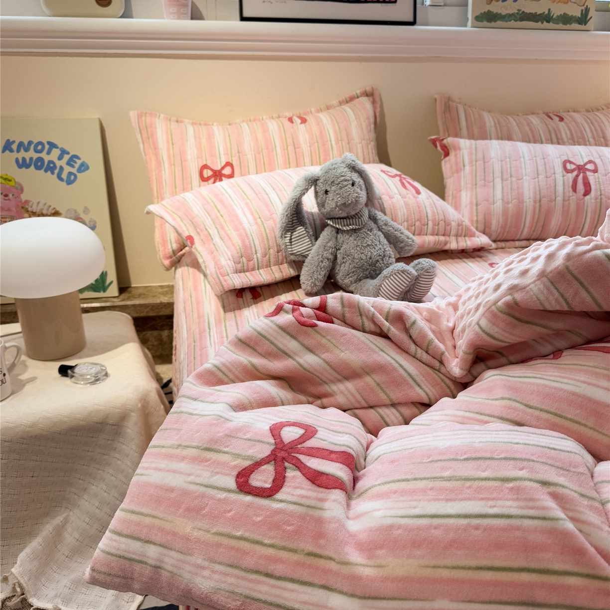 91家纺网 家纺一手货源 找家纺 佰亿莱 2026新款牛奶绒豆豆绒印花床盖四件套 条纹蝴蝶结