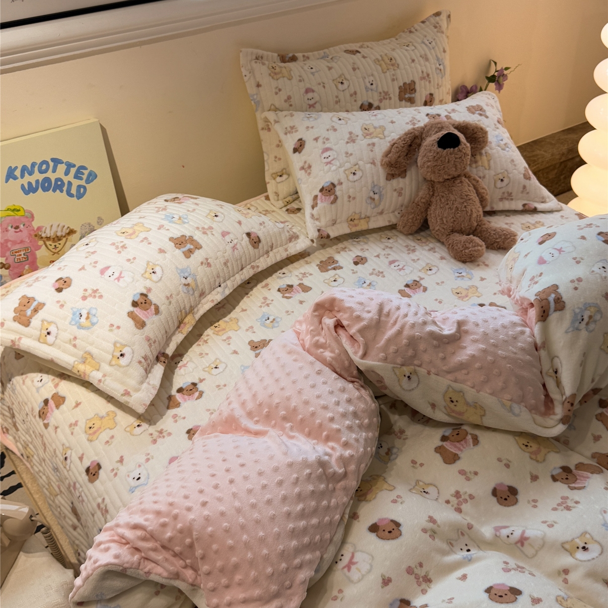 91家纺网 家纺一手货源 找家纺 佰亿莱 2026新款牛奶绒豆豆绒印花床盖四件套 旺仔乐园