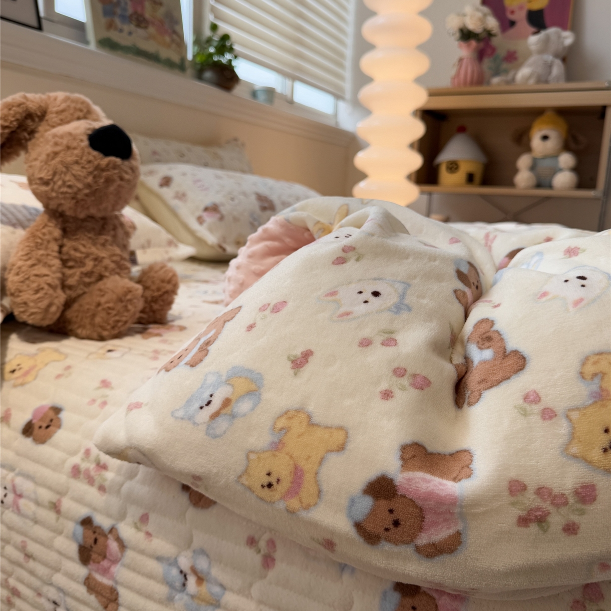 91家纺网 家纺一手货源 找家纺 佰亿莱 2026新款牛奶绒豆豆绒印花床盖四件套 旺仔乐园