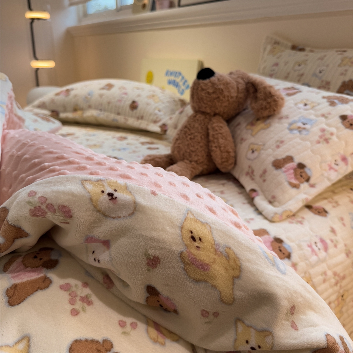 91家纺网 家纺一手货源 找家纺 佰亿莱 2026新款牛奶绒豆豆绒印花床盖四件套 旺仔乐园