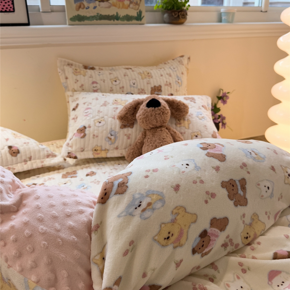 91家纺网 家纺一手货源 找家纺 佰亿莱 2026新款牛奶绒豆豆绒印花床盖四件套 旺仔乐园