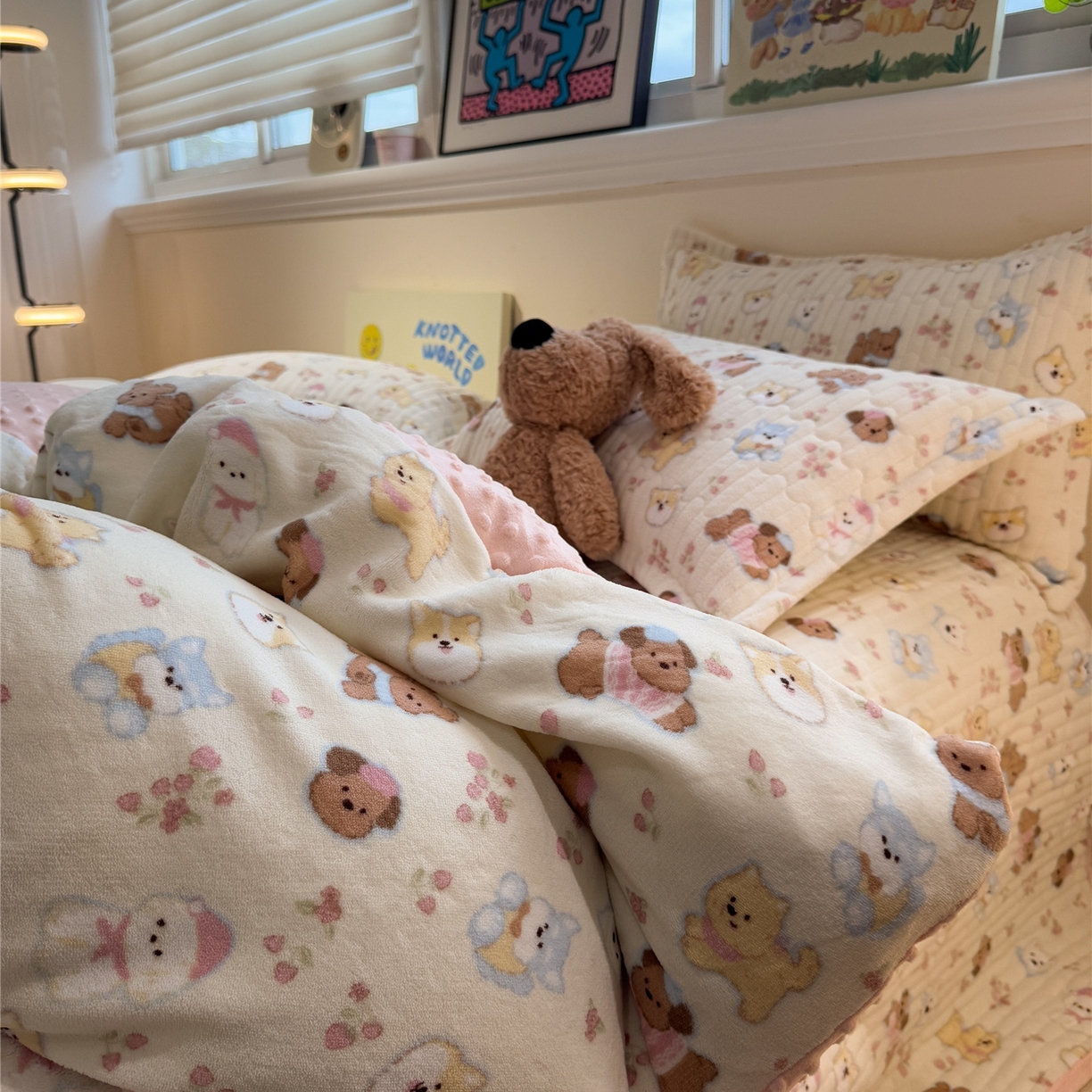 91家纺网 家纺一手货源 找家纺 佰亿莱 2026新款牛奶绒豆豆绒印花床盖四件套 旺仔乐园