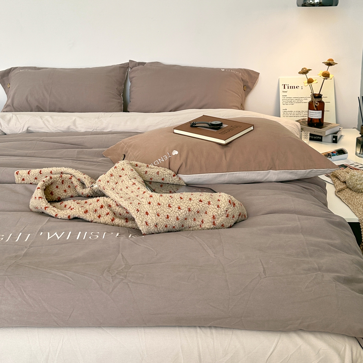 91家纺网 家纺一手货源 找家纺 （总）艾咪-Amy ntmy 2025秋冬纽扣款全棉加厚磨毛刺绣四件套-漫月