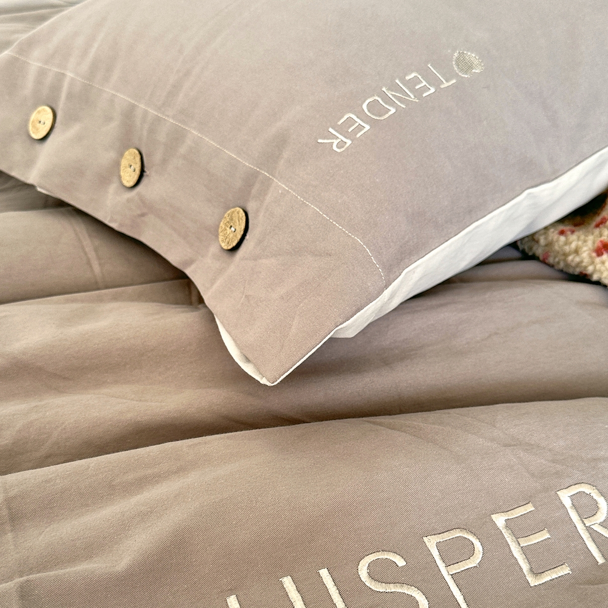 91家纺网 家纺一手货源 找家纺 （总）艾咪-Amy ntmy 2025秋冬纽扣款全棉加厚磨毛刺绣四件套-漫月