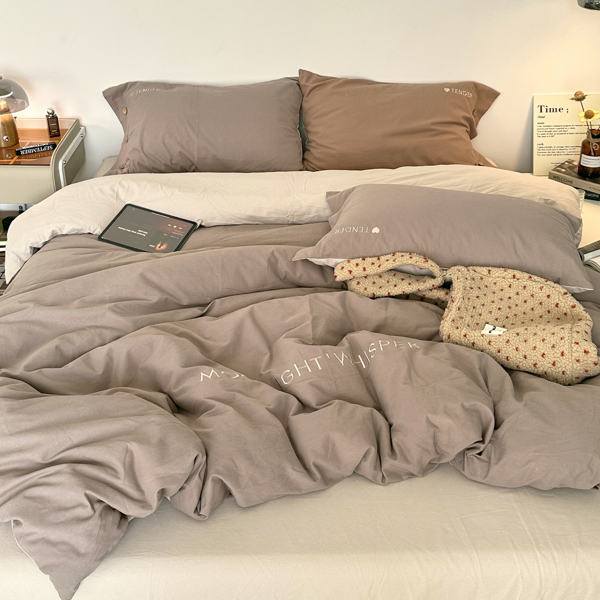 91家纺网 家纺一手货源 找家纺 艾咪-Amy ntmy 2025秋冬纽扣款全棉加厚磨毛刺绣四件套-漫月 漫月灰米