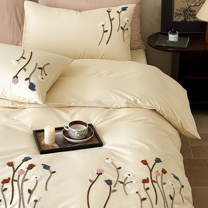 91家纺网 家纺一手货源 找家纺 Mr.pig猪先生水洗棉 2025新款全棉水洗棉毛巾绣四件套-花盏 花盏-杏仁白