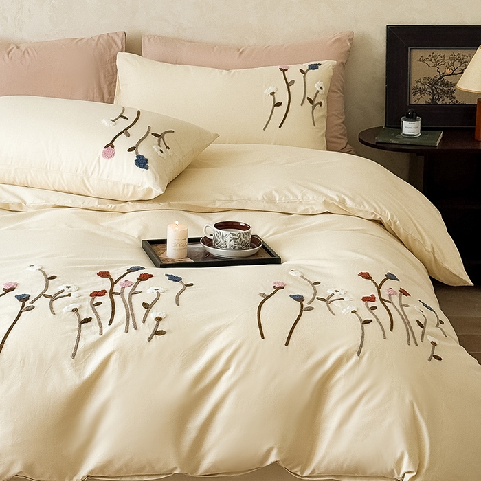 91家纺网 家纺一手货源 找家纺 Mr.pig猪先生水洗棉 2025新款全棉水洗棉毛巾绣四件套-花盏 花盏-杏仁白