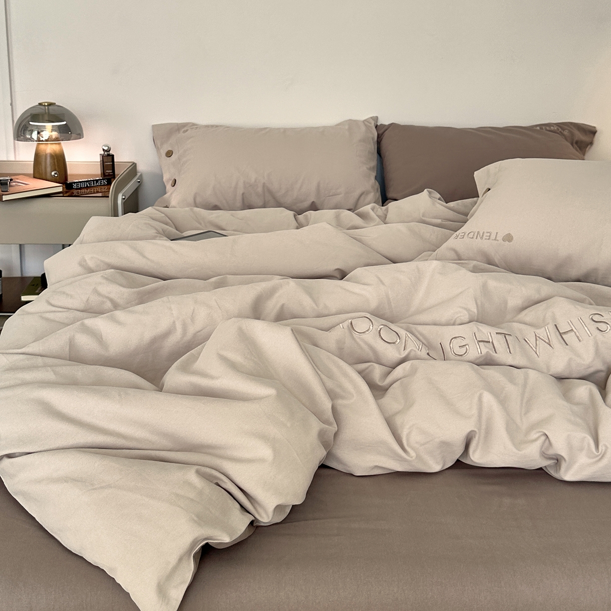 91家纺网 家纺一手货源 找家纺 艾咪-Amy ntmy 2025秋冬纽扣款全棉加厚磨毛刺绣四件套-漫月 漫月米灰