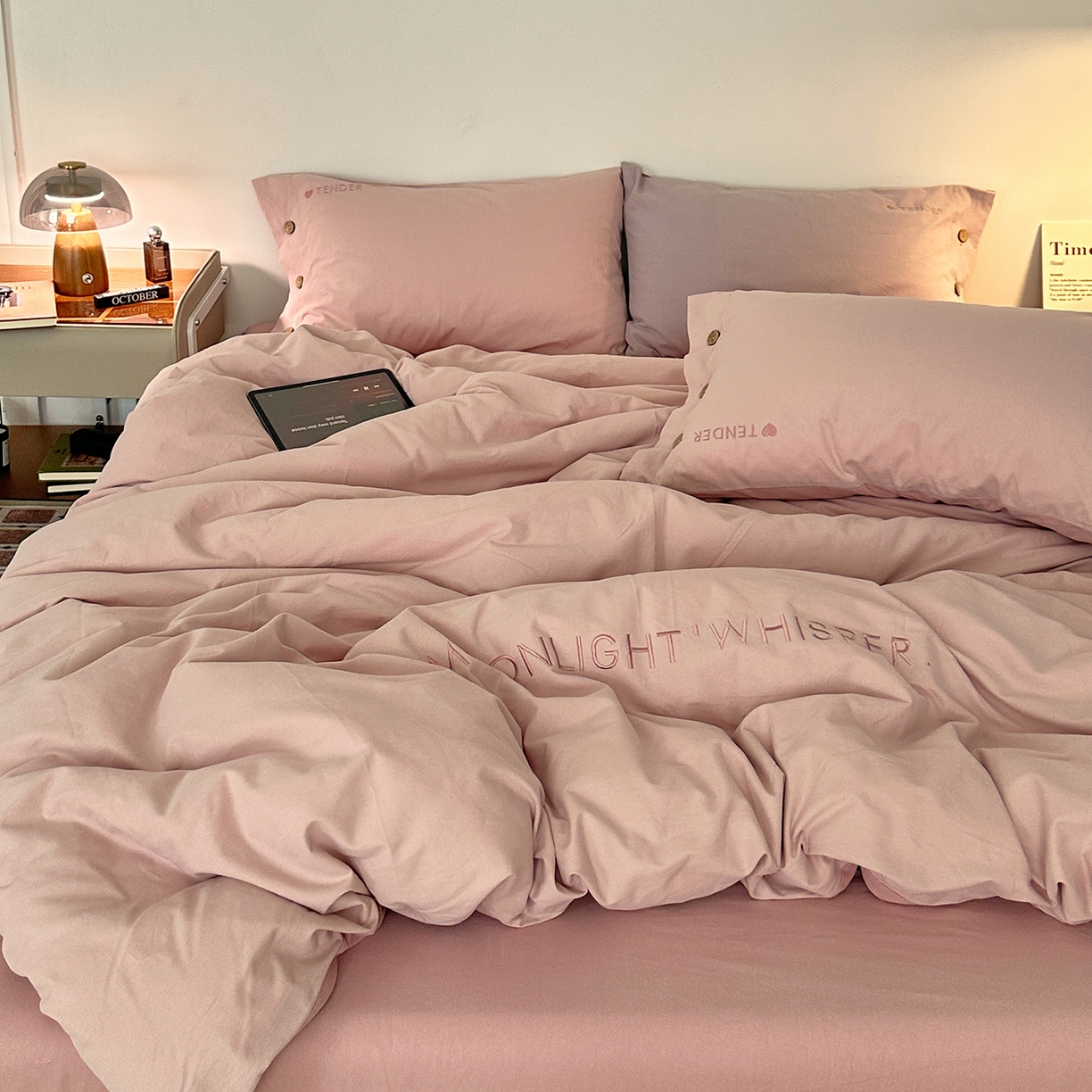 91家纺网 家纺一手货源 找家纺 艾咪-Amy ntmy 2025秋冬纽扣款全棉加厚磨毛刺绣四件套-漫月 漫月桃粉