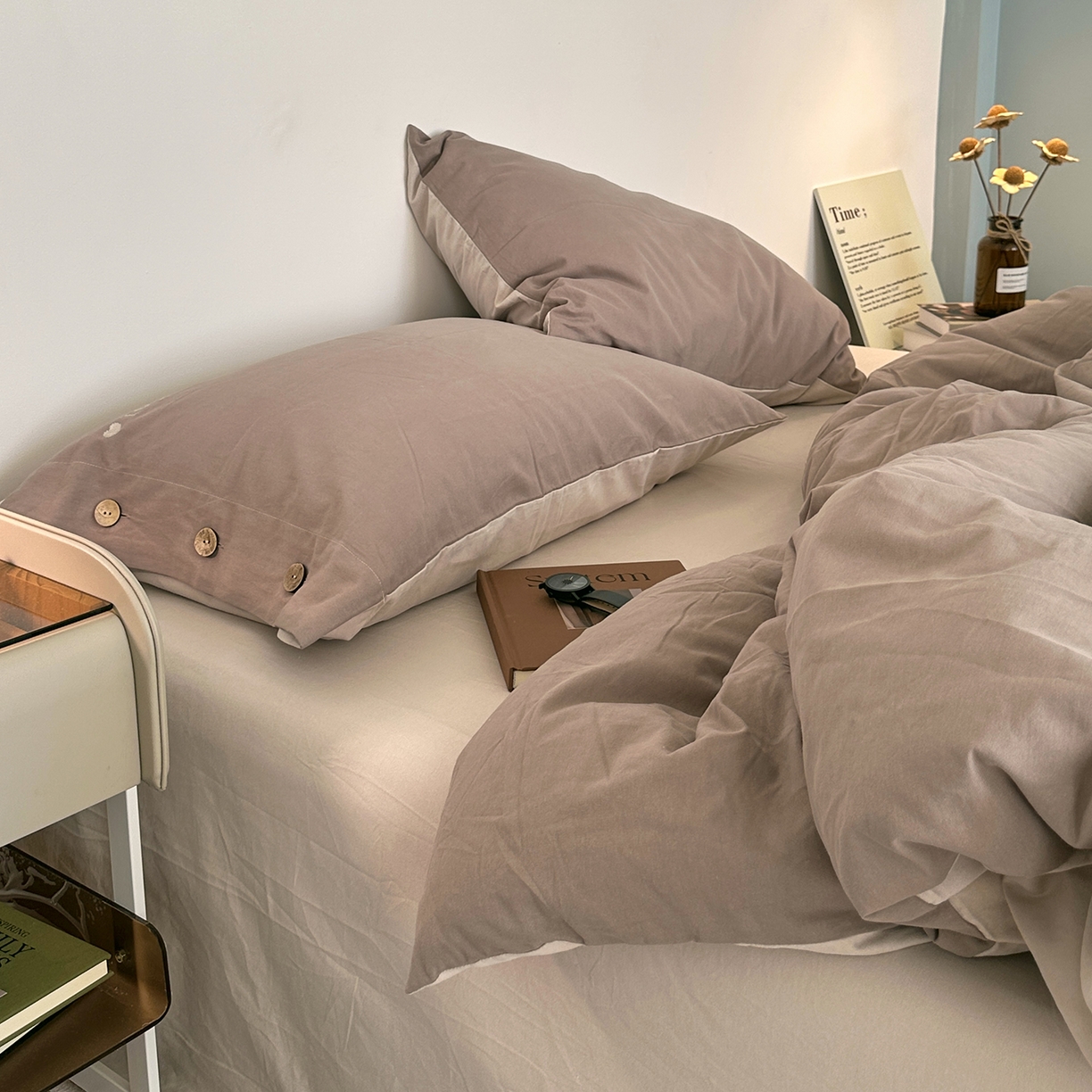 91家纺网 家纺一手货源 找家纺 艾咪-Amy ntmy 2025秋冬纽扣款全棉加厚磨毛刺绣四件套-漫月 漫月灰米