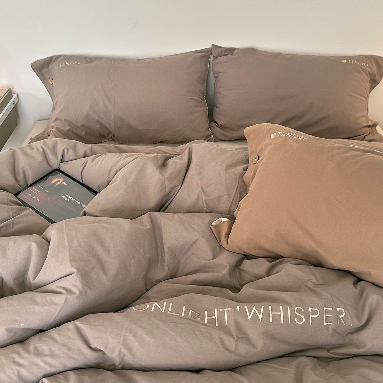 91家纺网 家纺一手货源 找家纺 艾咪-Amy ntmy 2025秋冬纽扣款全棉加厚磨毛刺绣四件套-漫月 漫月灰米