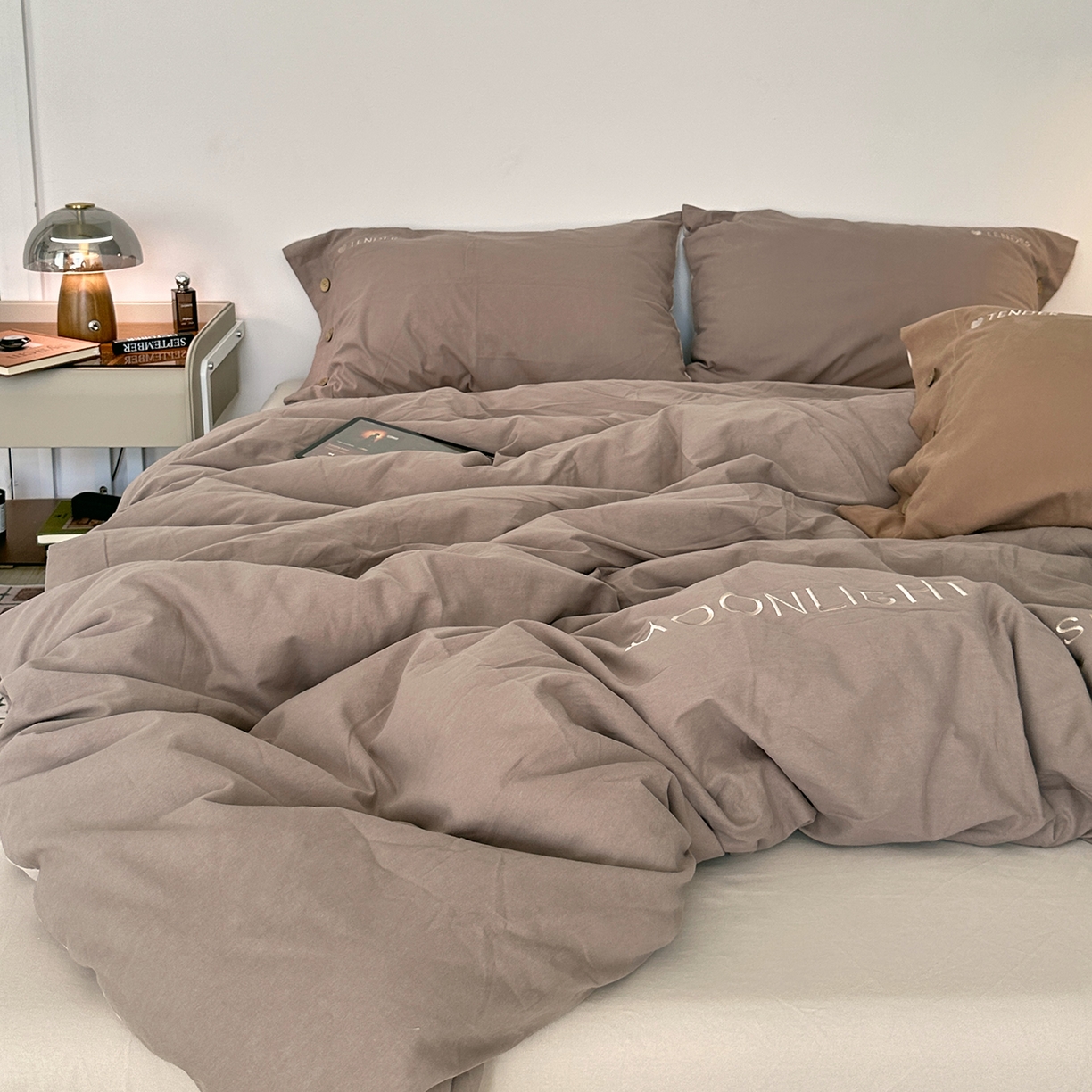 91家纺网 家纺一手货源 找家纺 艾咪-Amy ntmy 2025秋冬纽扣款全棉加厚磨毛刺绣四件套-漫月 漫月灰米