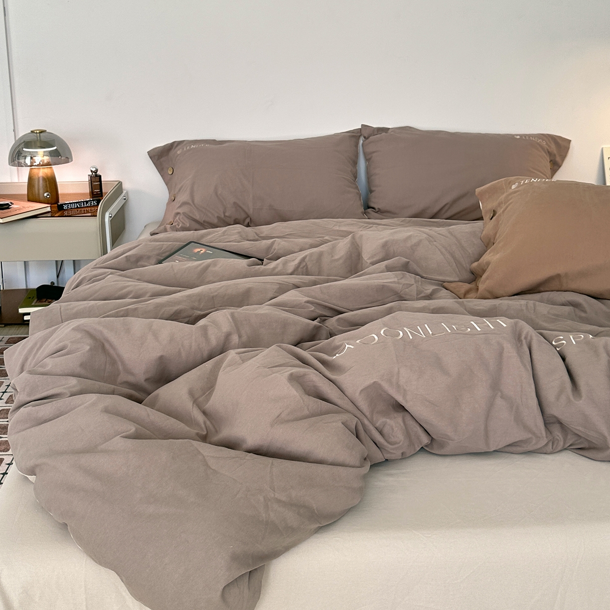 91家纺网 家纺一手货源 找家纺 艾咪-Amy ntmy 2025秋冬纽扣款全棉加厚磨毛刺绣四件套-漫月 漫月灰米