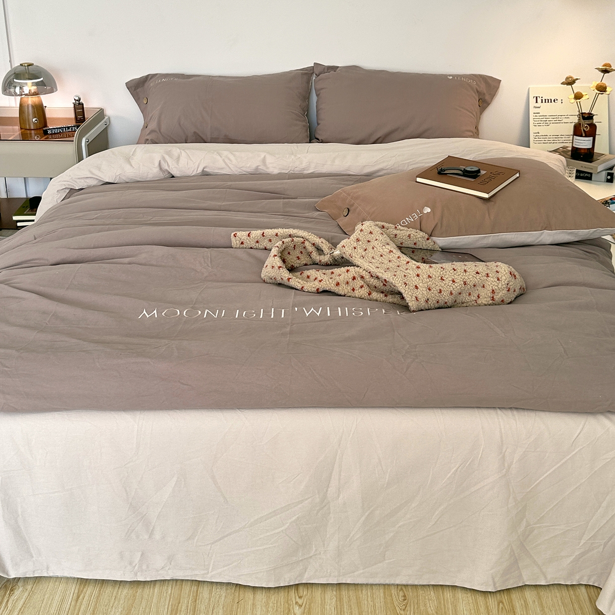 91家纺网 家纺一手货源 找家纺 艾咪-Amy ntmy 2025秋冬纽扣款全棉加厚磨毛刺绣四件套-漫月 漫月灰米