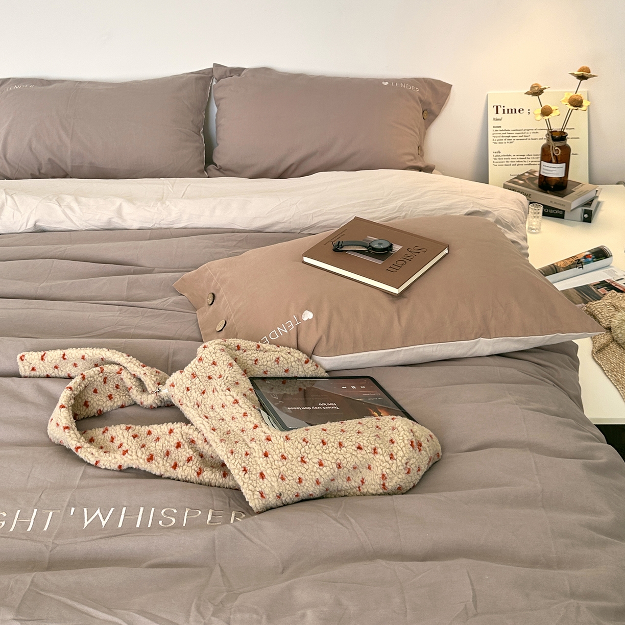 91家纺网 家纺一手货源 找家纺 艾咪-Amy ntmy 2025秋冬纽扣款全棉加厚磨毛刺绣四件套-漫月 漫月灰米