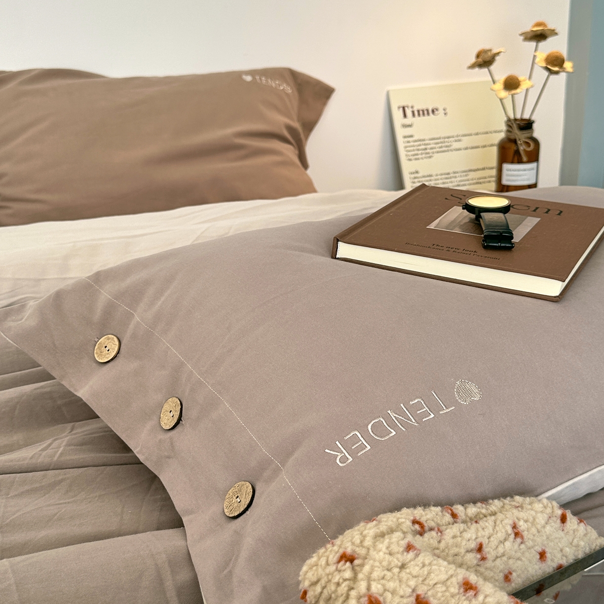 91家纺网 家纺一手货源 找家纺 艾咪-Amy ntmy 2025秋冬纽扣款全棉加厚磨毛刺绣四件套-漫月 漫月灰米