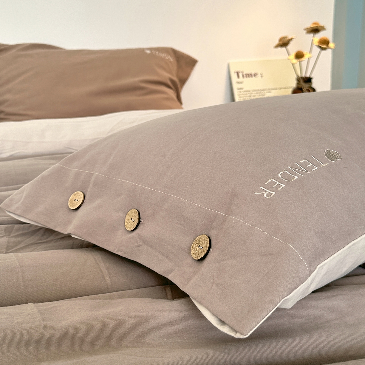 91家纺网 家纺一手货源 找家纺 艾咪-Amy ntmy 2025秋冬纽扣款全棉加厚磨毛刺绣四件套-漫月 漫月灰米