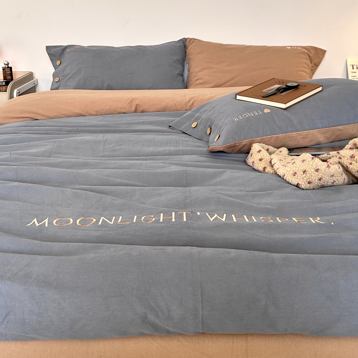 91家纺网 家纺一手货源 找家纺 艾咪-Amy ntmy 2025秋冬纽扣款全棉加厚磨毛刺绣四件套-漫月 漫月灰咖