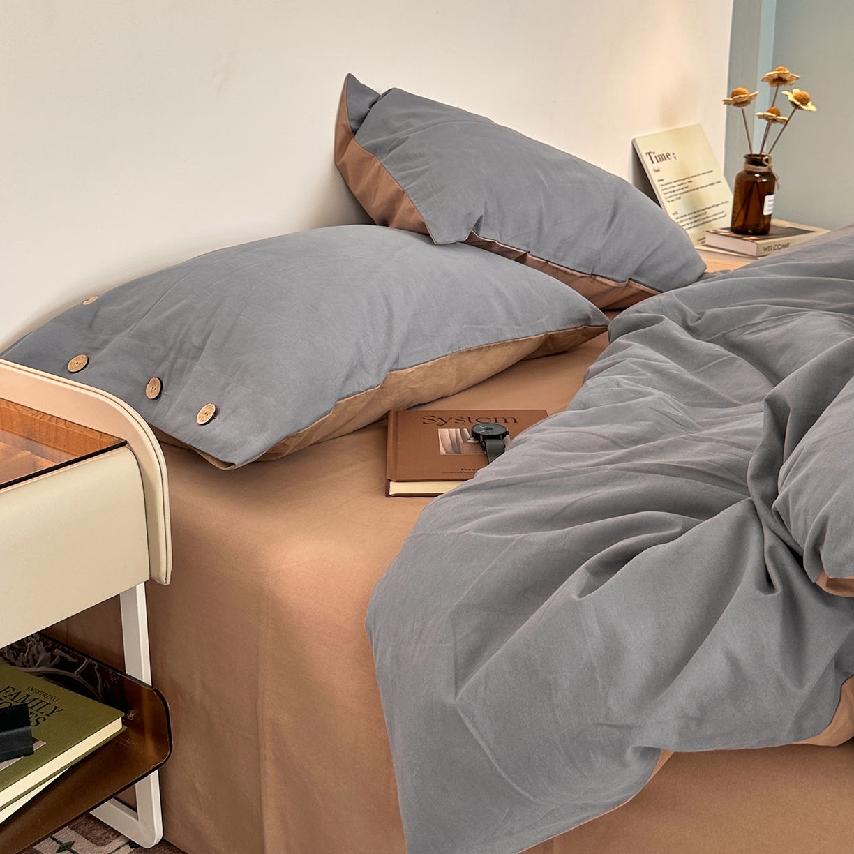 91家纺网 家纺一手货源 找家纺 艾咪-Amy ntmy 2025秋冬纽扣款全棉加厚磨毛刺绣四件套-漫月 漫月灰咖