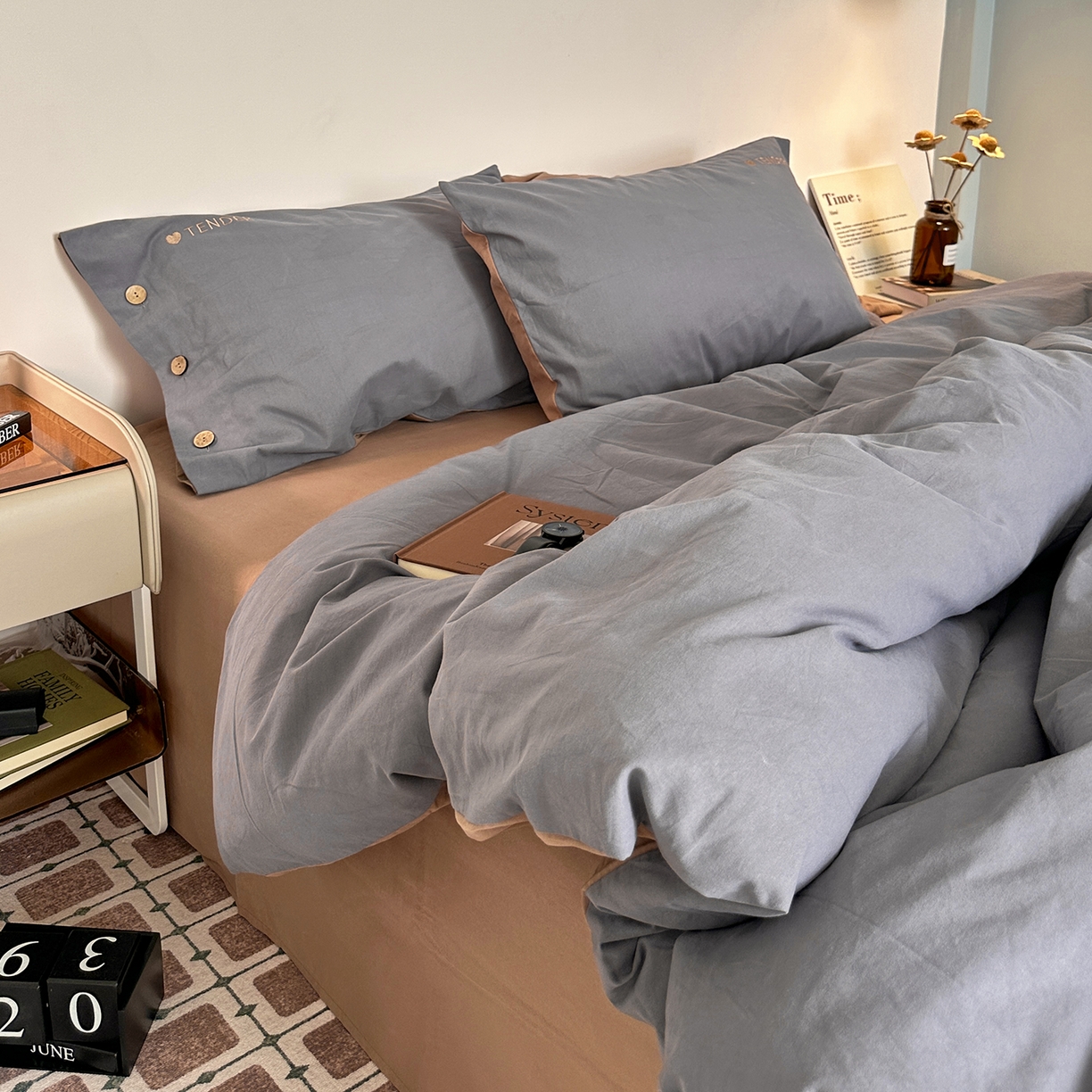 91家纺网 家纺一手货源 找家纺 艾咪-Amy ntmy 2025秋冬纽扣款全棉加厚磨毛刺绣四件套-漫月 漫月灰咖