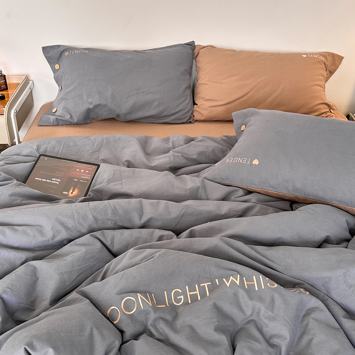 91家纺网 家纺一手货源 找家纺 艾咪-Amy ntmy 2025秋冬纽扣款全棉加厚磨毛刺绣四件套-漫月 漫月灰咖