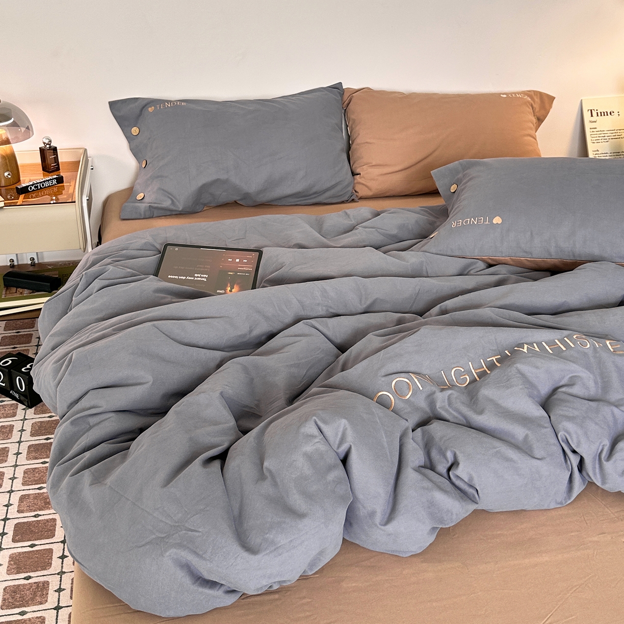 91家纺网 家纺一手货源 找家纺 艾咪-Amy ntmy 2025秋冬纽扣款全棉加厚磨毛刺绣四件套-漫月 漫月灰咖