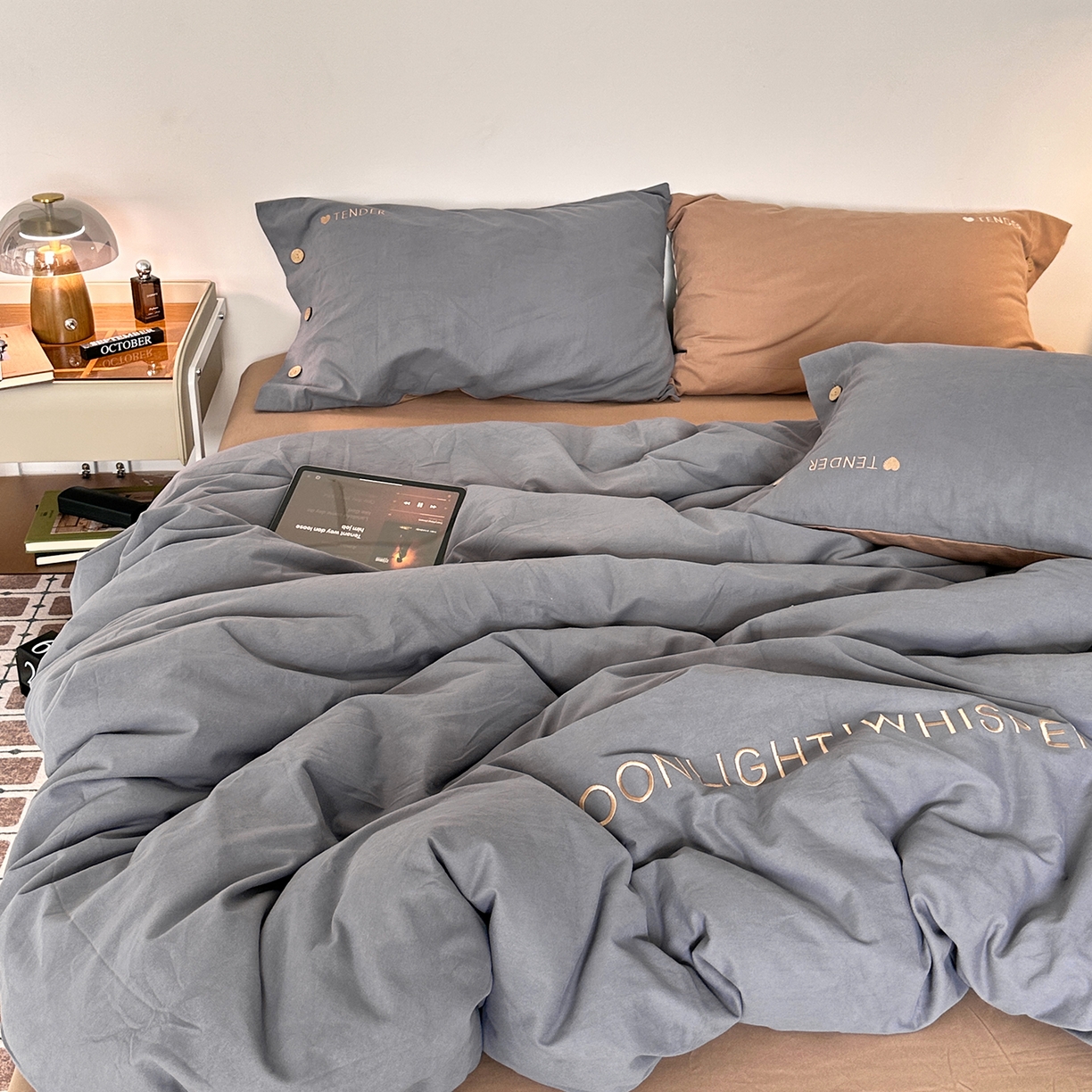 91家纺网 家纺一手货源 找家纺 艾咪-Amy ntmy 2025秋冬纽扣款全棉加厚磨毛刺绣四件套-漫月 漫月灰咖