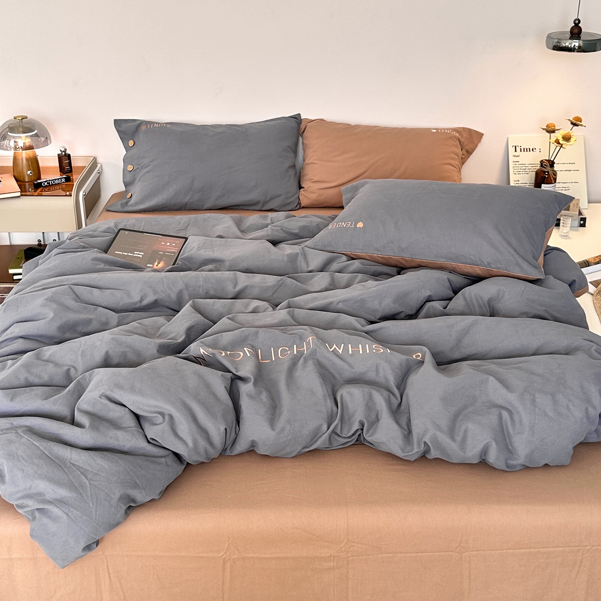 91家纺网 家纺一手货源 找家纺 艾咪-Amy ntmy 2025秋冬纽扣款全棉加厚磨毛刺绣四件套-漫月 漫月灰咖