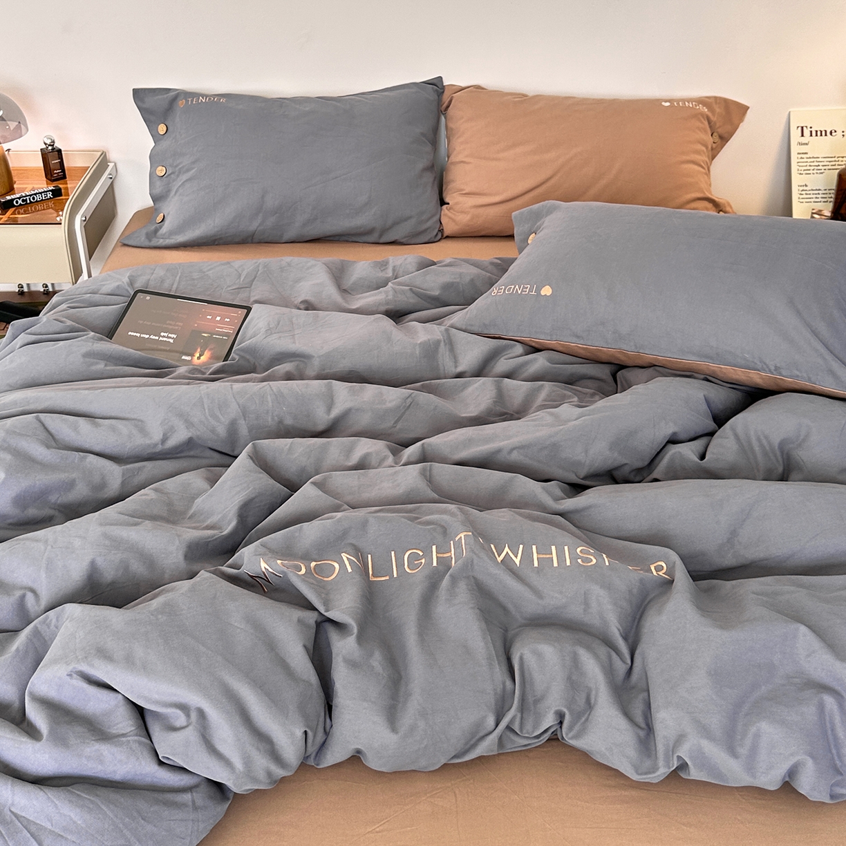 91家纺网 家纺一手货源 找家纺 艾咪-Amy ntmy 2025秋冬纽扣款全棉加厚磨毛刺绣四件套-漫月 漫月灰咖