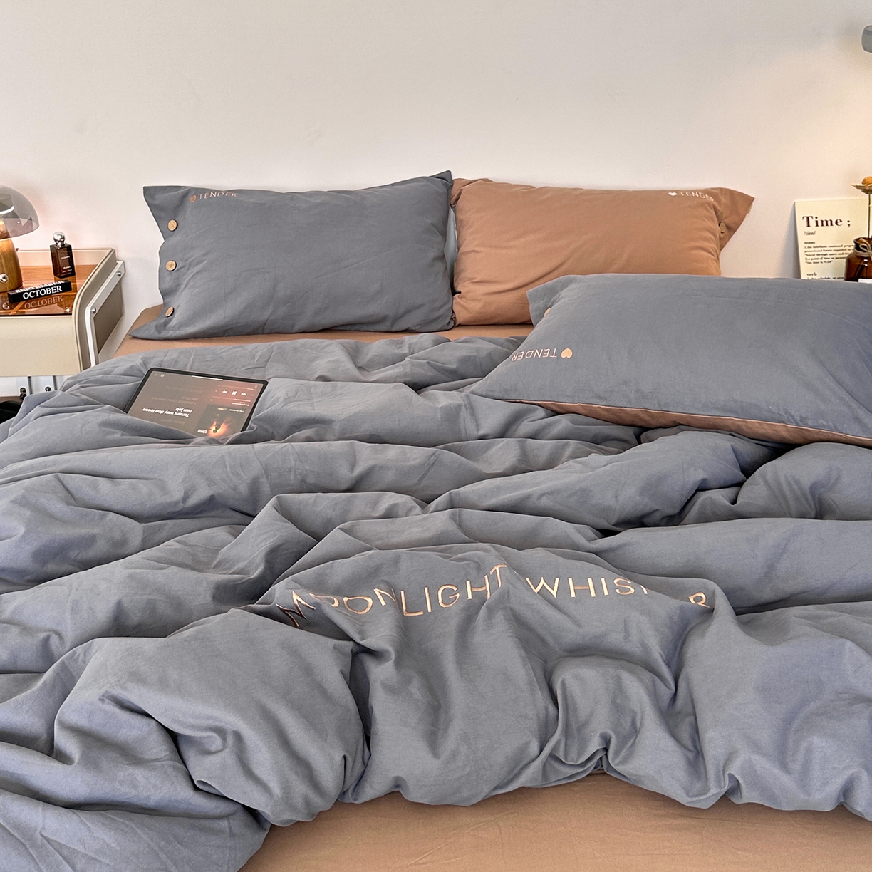 91家纺网 家纺一手货源 找家纺 艾咪-Amy ntmy 2025秋冬纽扣款全棉加厚磨毛刺绣四件套-漫月 漫月灰咖