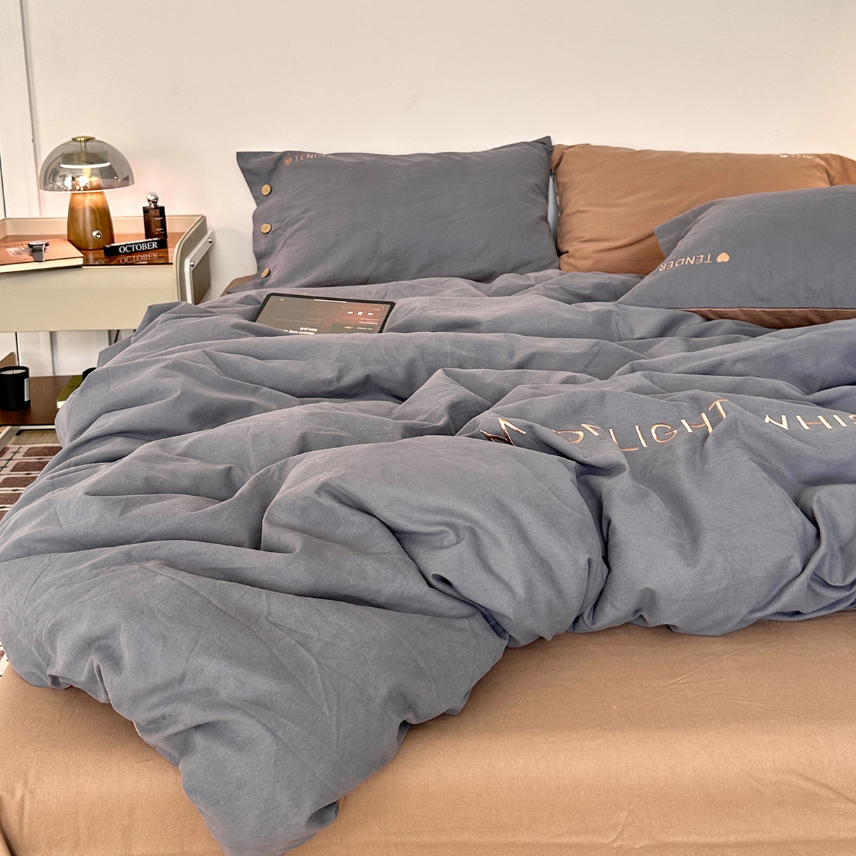 91家纺网 家纺一手货源 找家纺 艾咪-Amy ntmy 2025秋冬纽扣款全棉加厚磨毛刺绣四件套-漫月 漫月灰咖