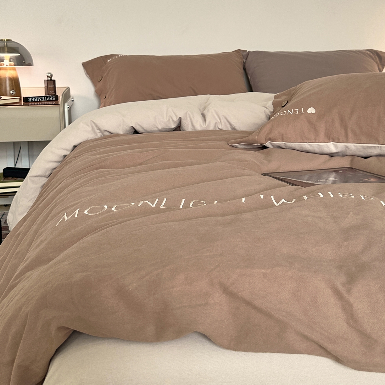 91家纺网 家纺一手货源 找家纺 艾咪-Amy ntmy 2025秋冬纽扣款全棉加厚磨毛刺绣四件套-漫月 漫月咖米