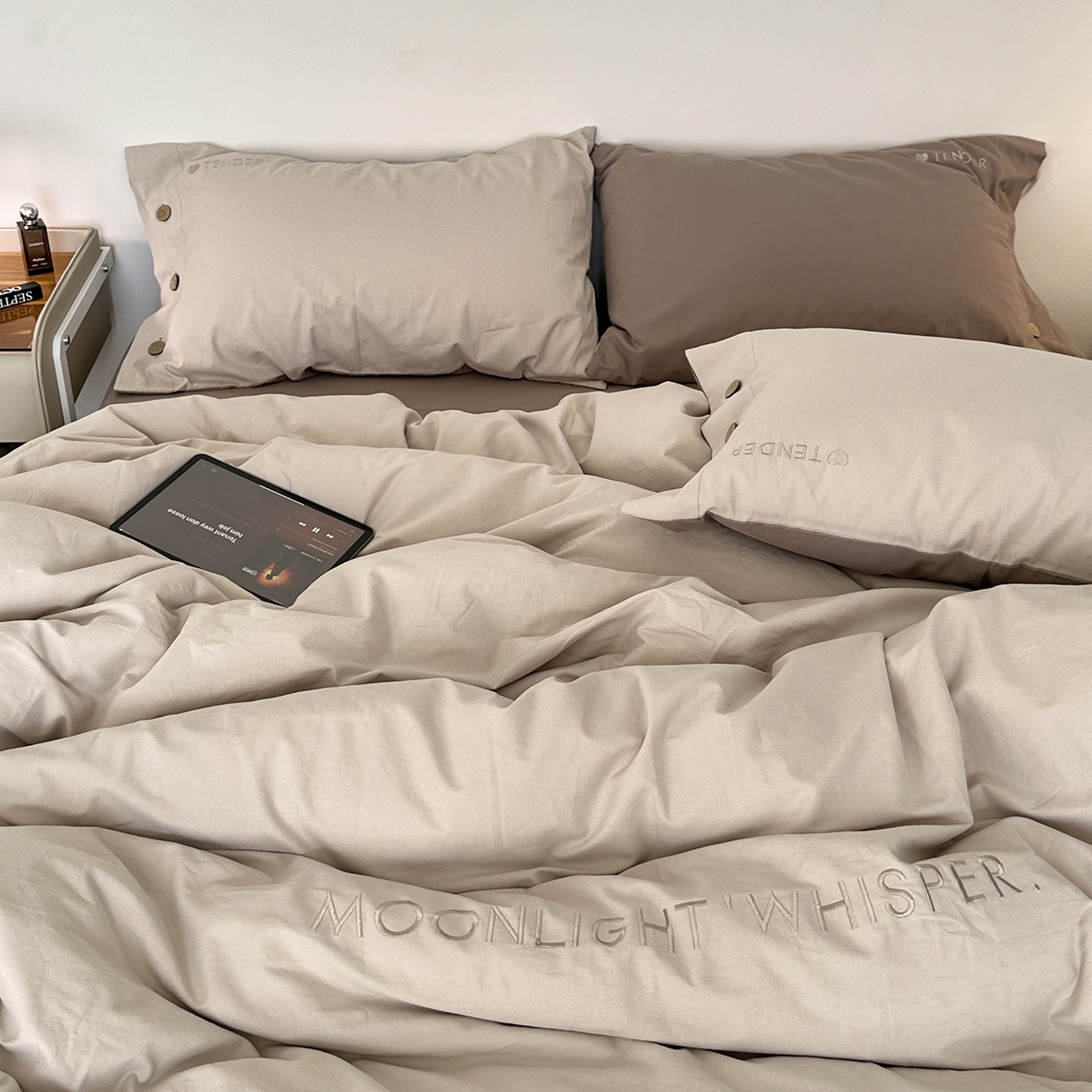 91家纺网 家纺一手货源 找家纺 艾咪-Amy ntmy 2025秋冬纽扣款全棉加厚磨毛刺绣四件套-漫月 漫月米灰