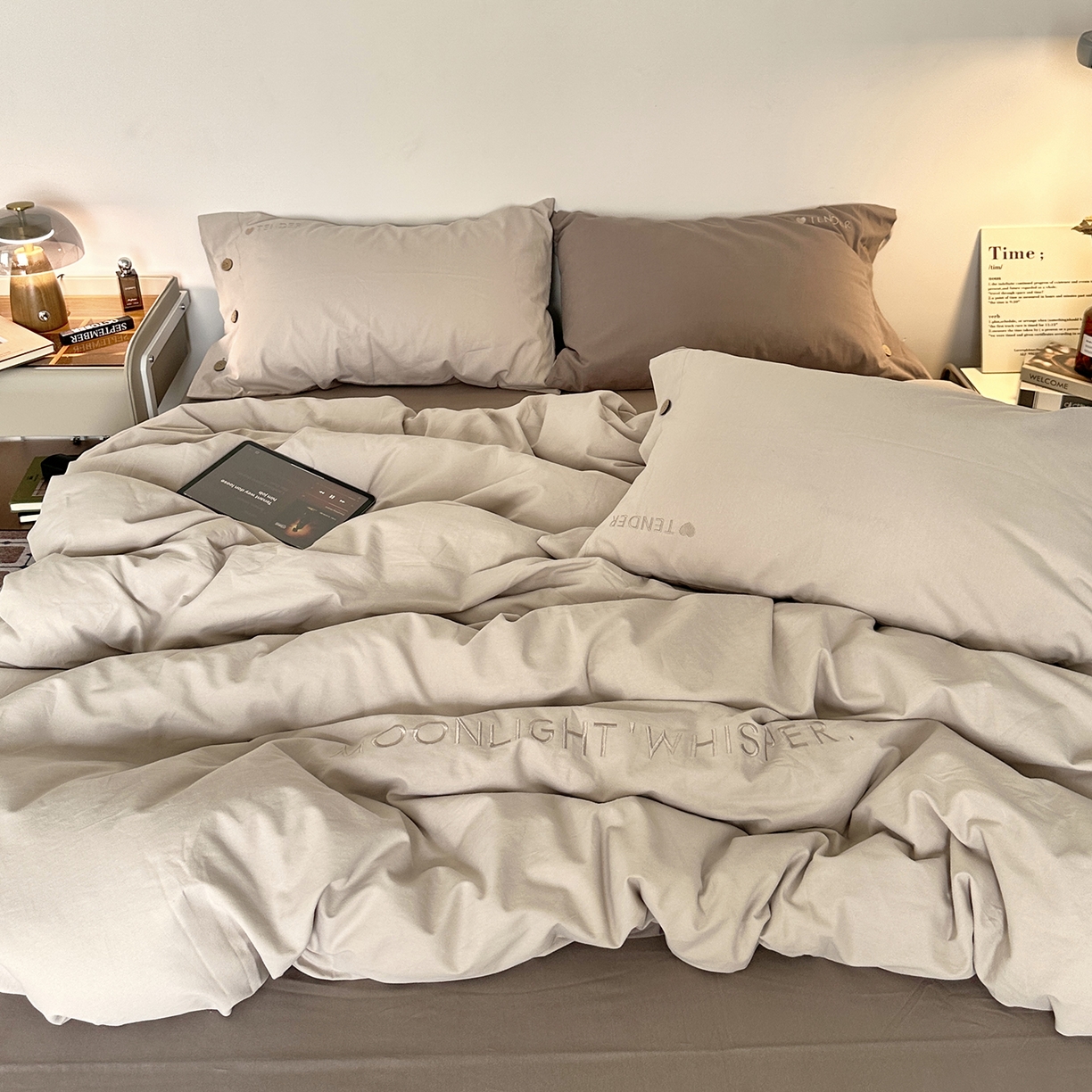 91家纺网 家纺一手货源 找家纺 艾咪-Amy ntmy 2025秋冬纽扣款全棉加厚磨毛刺绣四件套-漫月 漫月米灰