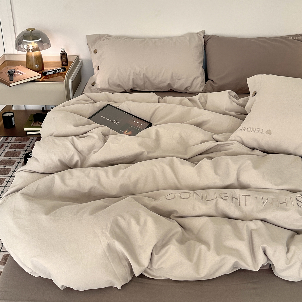 91家纺网 家纺一手货源 找家纺 艾咪-Amy ntmy 2025秋冬纽扣款全棉加厚磨毛刺绣四件套-漫月 漫月米灰