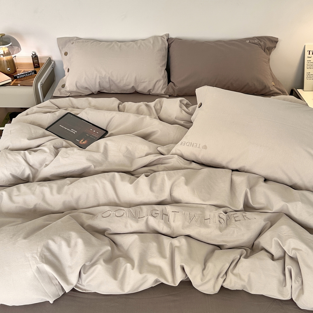 91家纺网 家纺一手货源 找家纺 艾咪-Amy ntmy 2025秋冬纽扣款全棉加厚磨毛刺绣四件套-漫月 漫月米灰