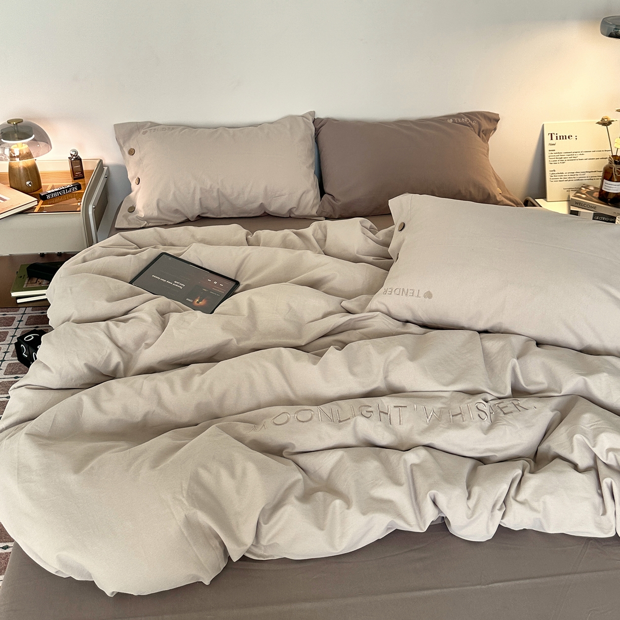 91家纺网 家纺一手货源 找家纺 艾咪-Amy ntmy 2025秋冬纽扣款全棉加厚磨毛刺绣四件套-漫月 漫月米灰