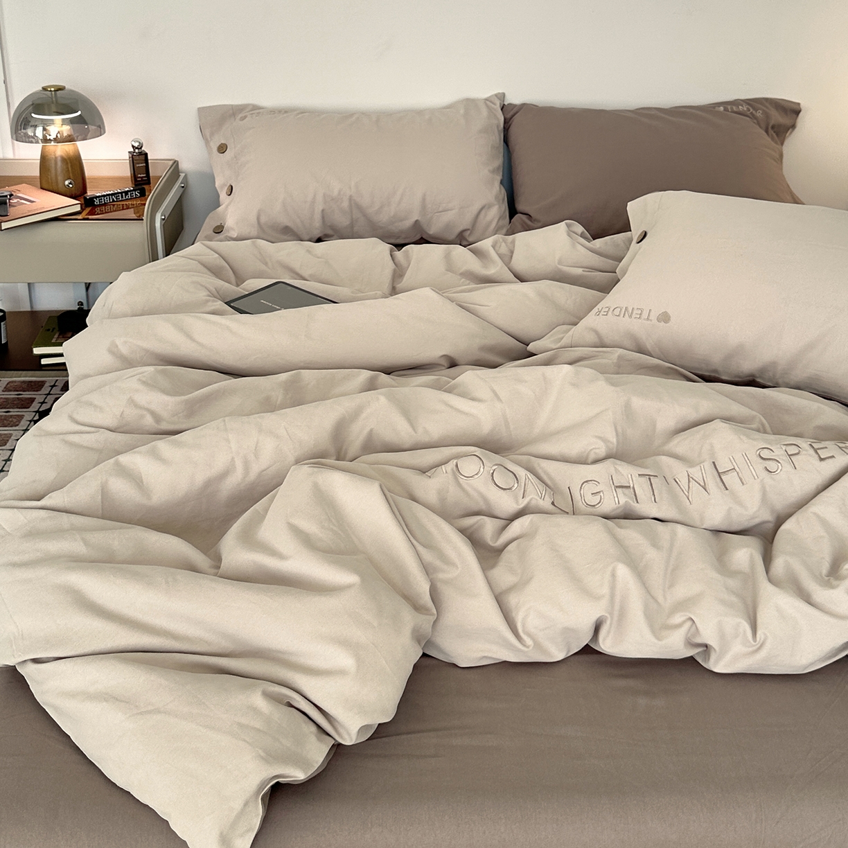 91家纺网 家纺一手货源 找家纺 艾咪-Amy ntmy 2025秋冬纽扣款全棉加厚磨毛刺绣四件套-漫月 漫月米灰