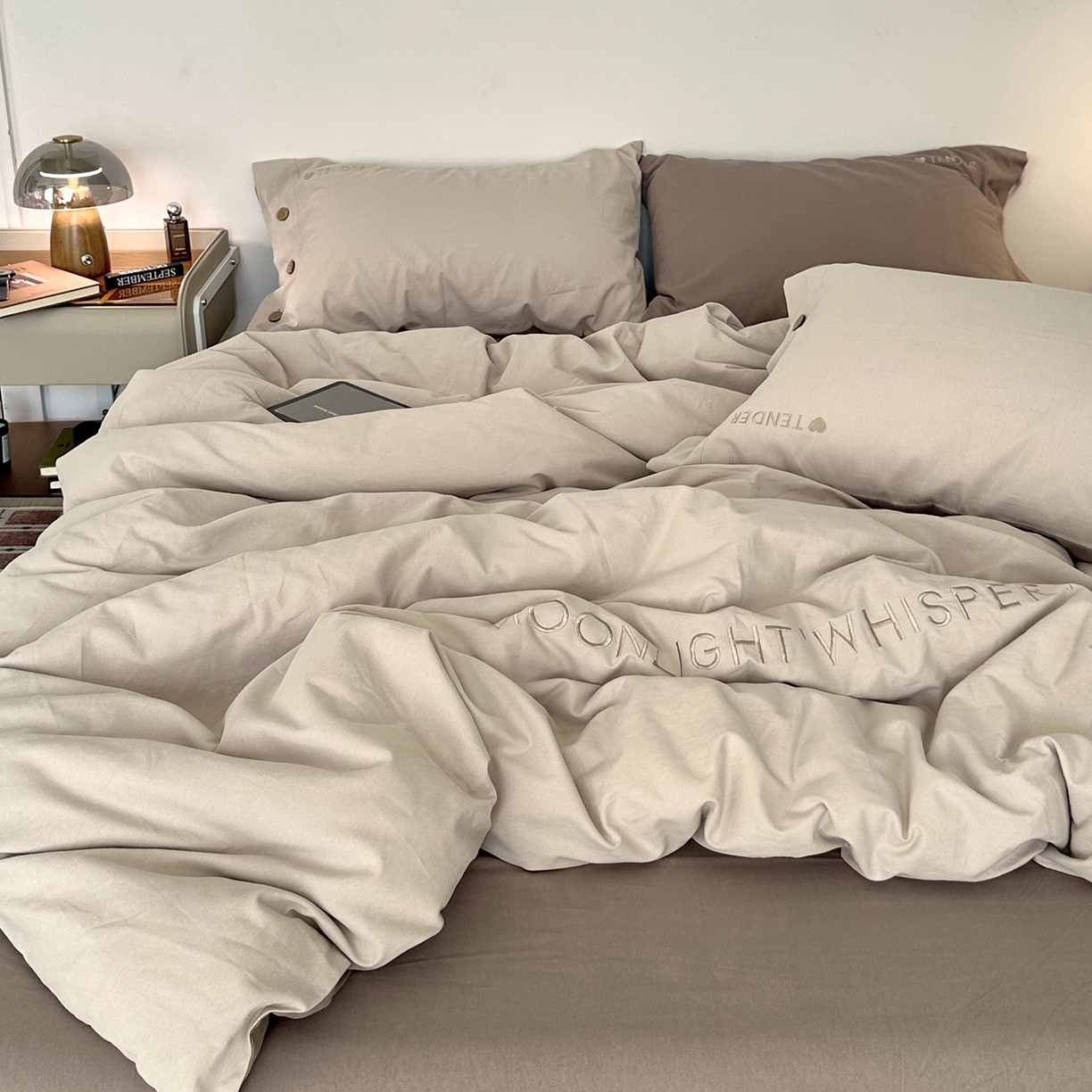 91家纺网 家纺一手货源 找家纺 艾咪-Amy ntmy 2025秋冬纽扣款全棉加厚磨毛刺绣四件套-漫月 漫月米灰