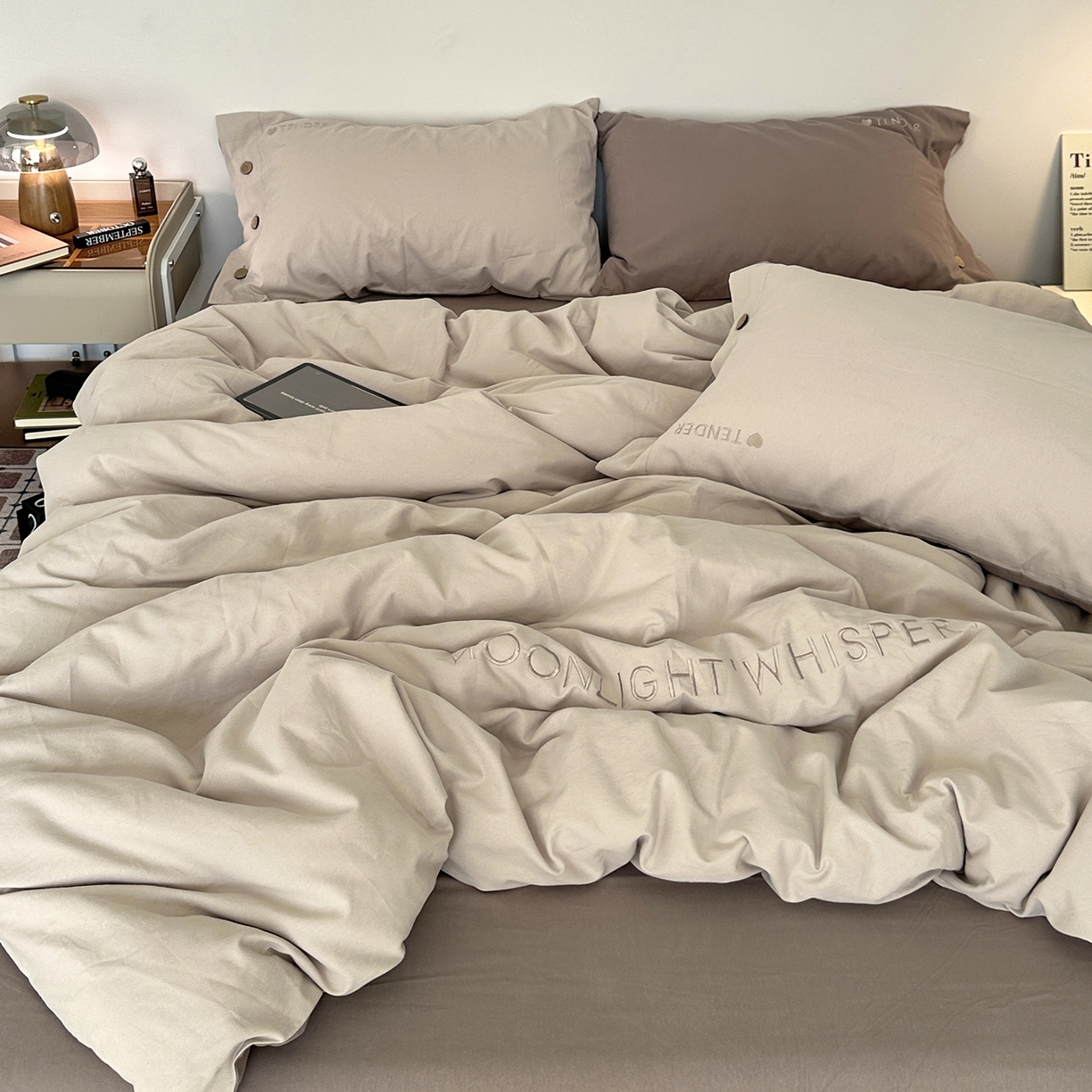 91家纺网 家纺一手货源 找家纺 艾咪-Amy ntmy 2025秋冬纽扣款全棉加厚磨毛刺绣四件套-漫月 漫月米灰